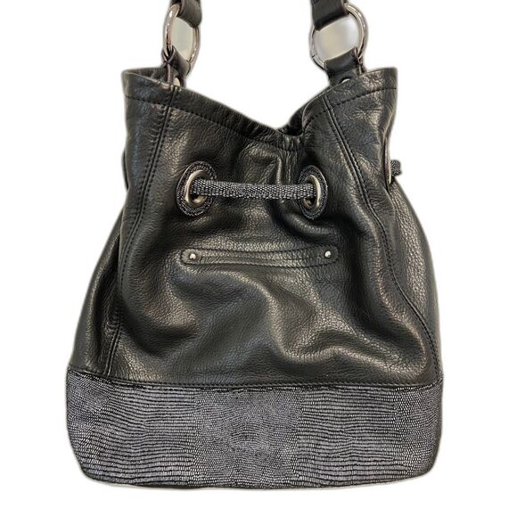 B. Makowsky metallic leather snake print drawstring bucket/shoulder bag. - Picture 3 of 9